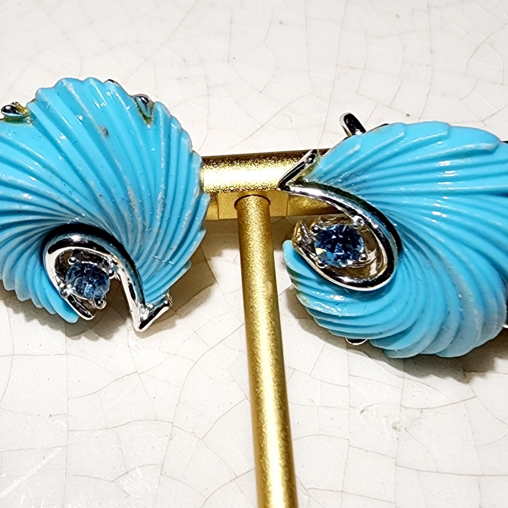 Vintage lisner glamor 1960s blue wave blue brilliant gemstone screwback earrings